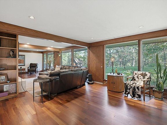 4th image of 16 Pheasant Ln