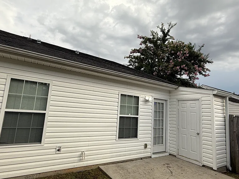 1611 Emma St — Photo 13