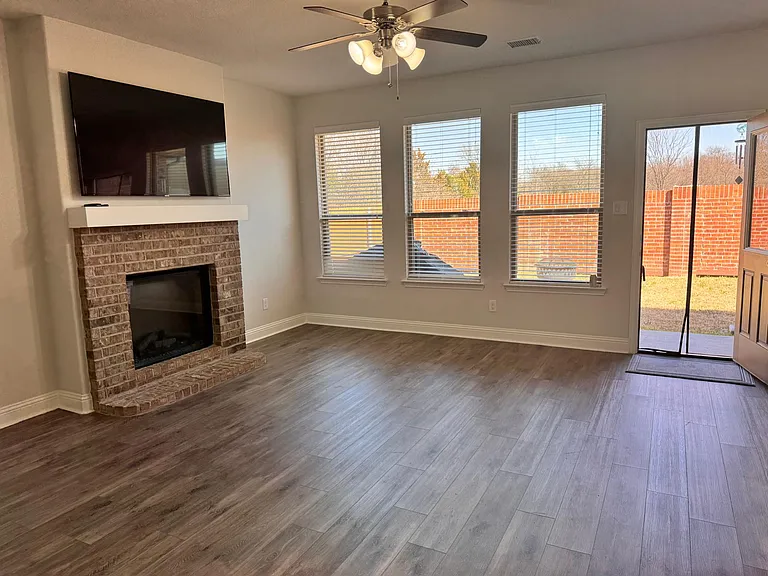 364 Saltmeadow Ln — Photo 2