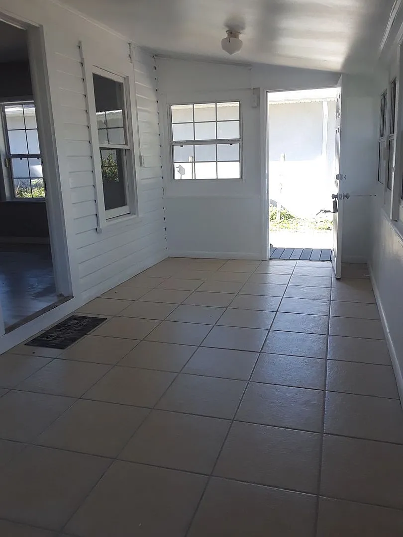 Charming 2BR/1BA Home with Garage & Screened Patio Near Downtown Orlando — Photo 2