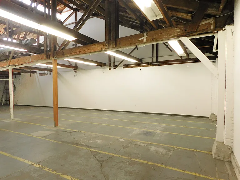 E Commercial St — Photo 25