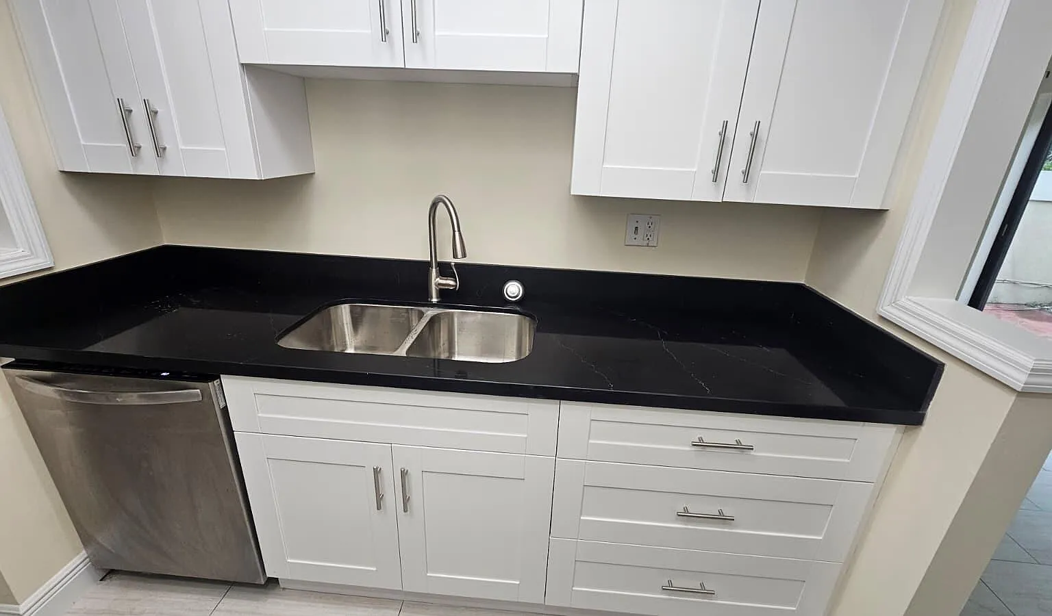2 bed, 2.0 bath, 1099 sqft, $1,900 — Photo 2