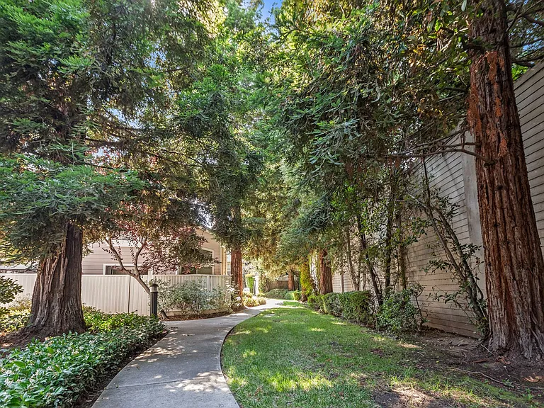 6125 Lambeck Ln — Photo 8