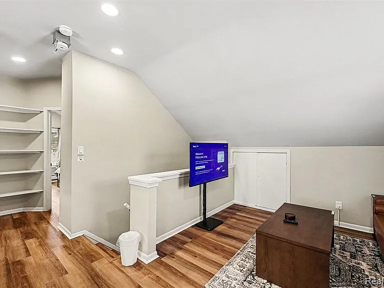 710 Hartland Dr — Photo 34