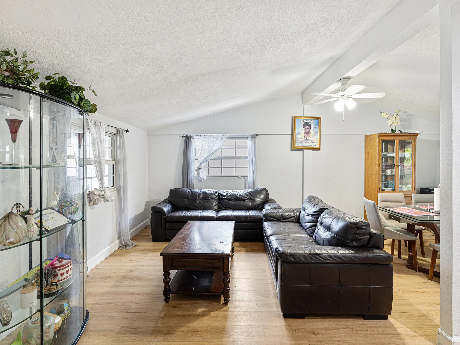 3 bed, 2.0 bath, 1140 sqft, $3,800 — Photo 4