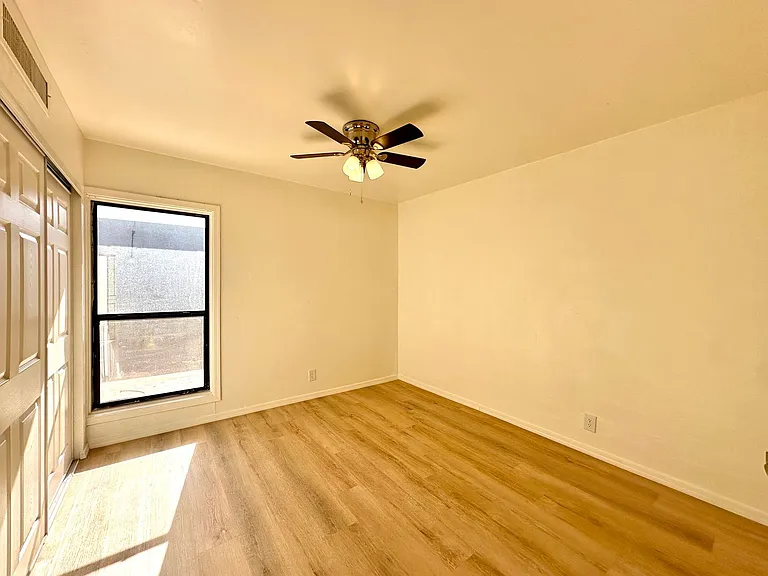 1 and 2 Bedroom Townhomes Near Downtown Tucson! Renovated with Off Street Parking! — Photo 15