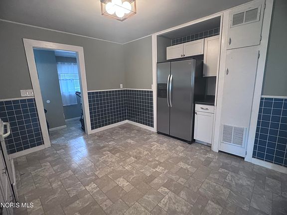 4th image of 940 Wilson St