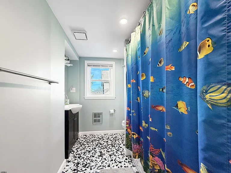 300 Beach Ave E — Photo 29
