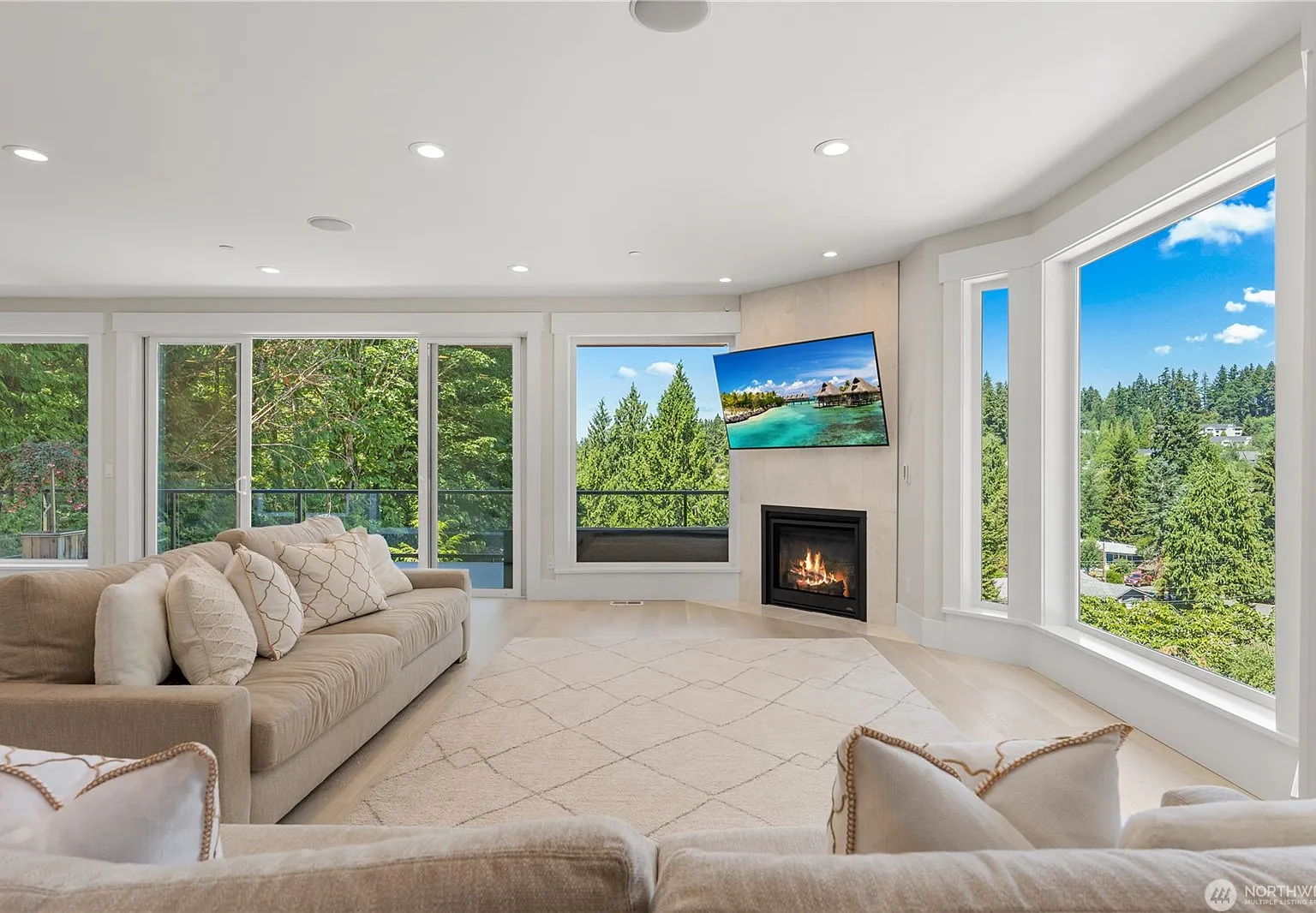 5 bed, 3.5 bath, 4300 sqft, $8,000 — Photo 4