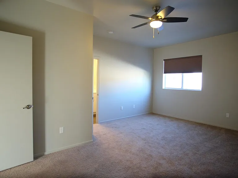 932 E Lustrum Ln — Photo 7