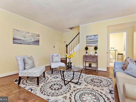 5th image of 1110 S Barton St Unit 302