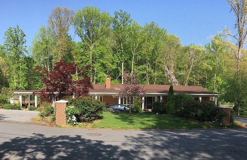 @ Forge Hill Road
						:
						Sprawling Brick Rancher