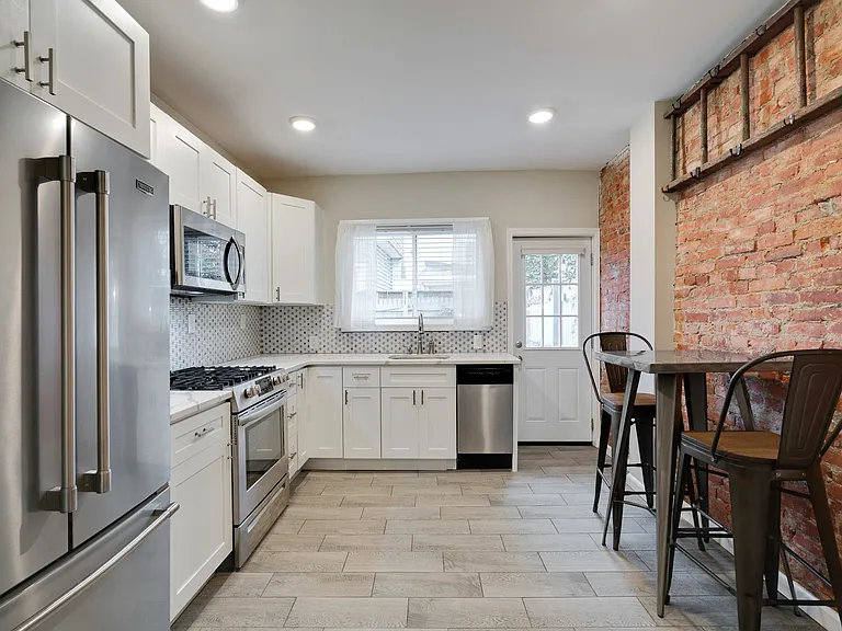430 McClellan St — Photo 3