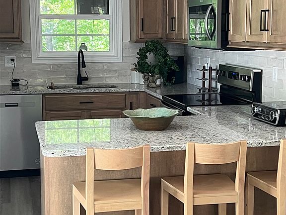 5th image of 22 Woodcove Ln