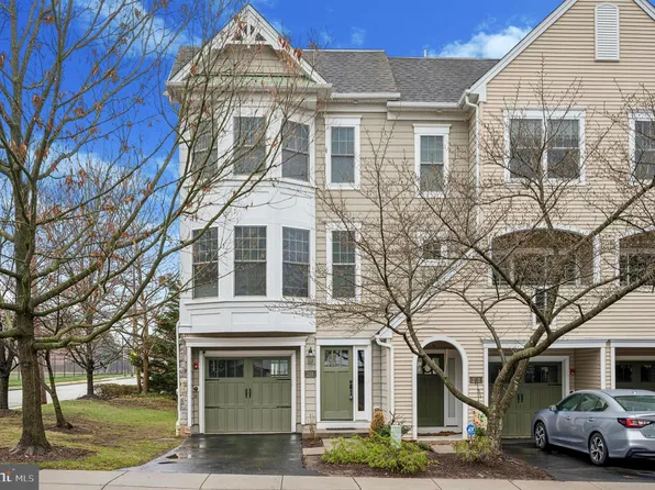 201 Cobblestone Dr, Ardmore, PA 19003