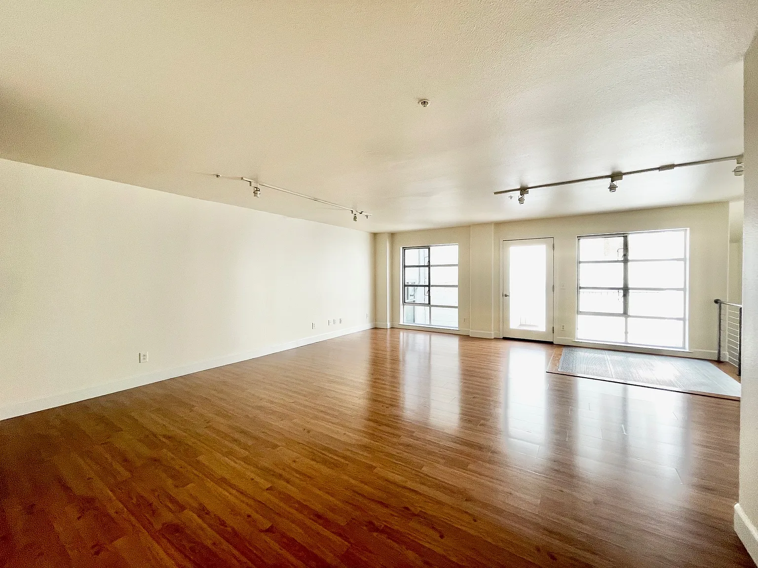 1 bed, 1.5 bath, 870 sqft, $3,200 — Photo 2