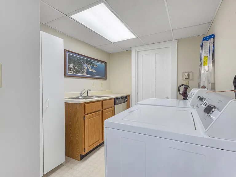 45 Woodbury Ln #8 — Photo 31