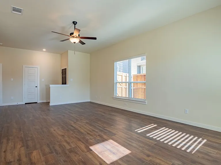 720 Blackland Dr — Photo 2