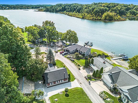 2nd image of 3854 Causeway Dr NE