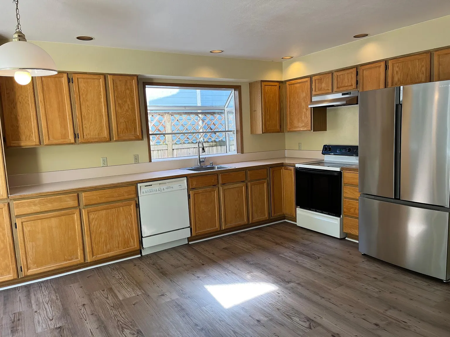 3 bed, 2.5 bath, 1860 sqft, $3,490 — Photo 4