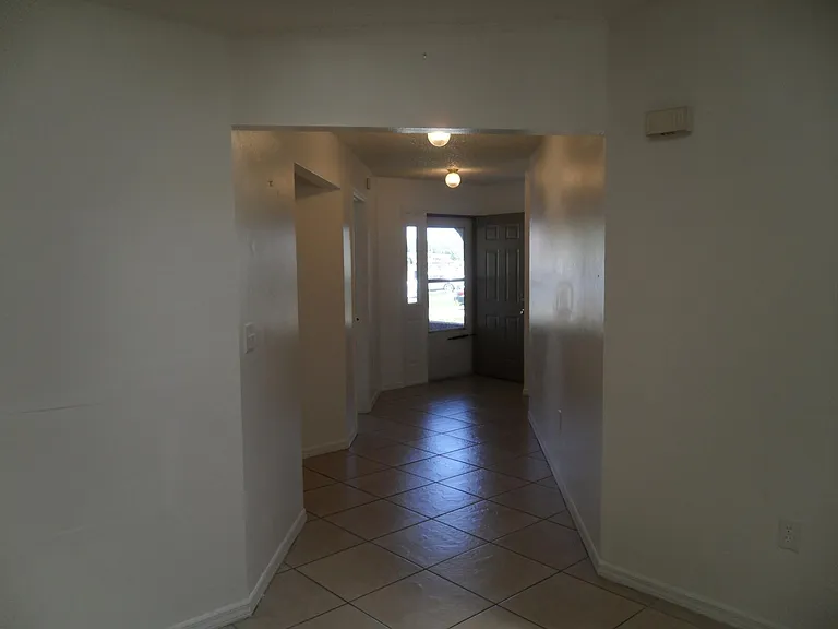 660 Royalty Ct — Photo 4