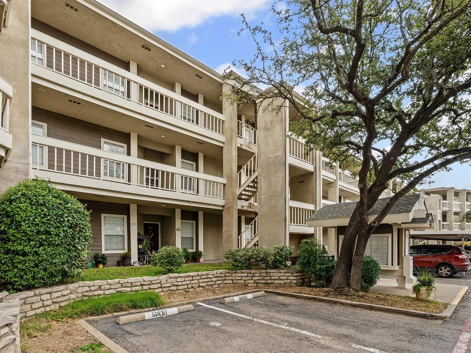 2 bed, 1.5 bath, 953 sqft, $1,650 — Photo 2