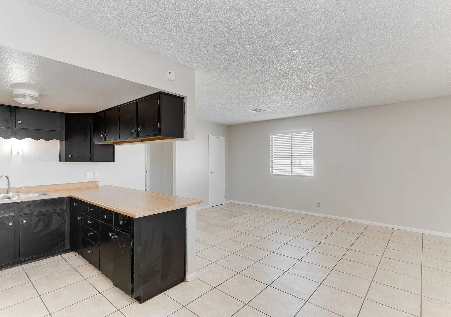 Charming & Cozy 2-Bedroom Upstairs Apartment Bright, Comfortable & Full of Character! — Photo 2