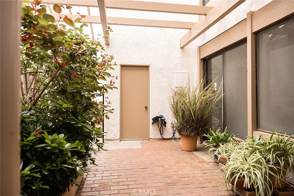 3 bed, 2044 sqft, $5,300 — Photo 4