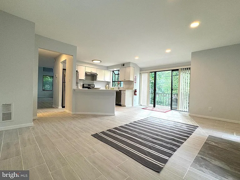 104 Sayre Dr — Photo 30