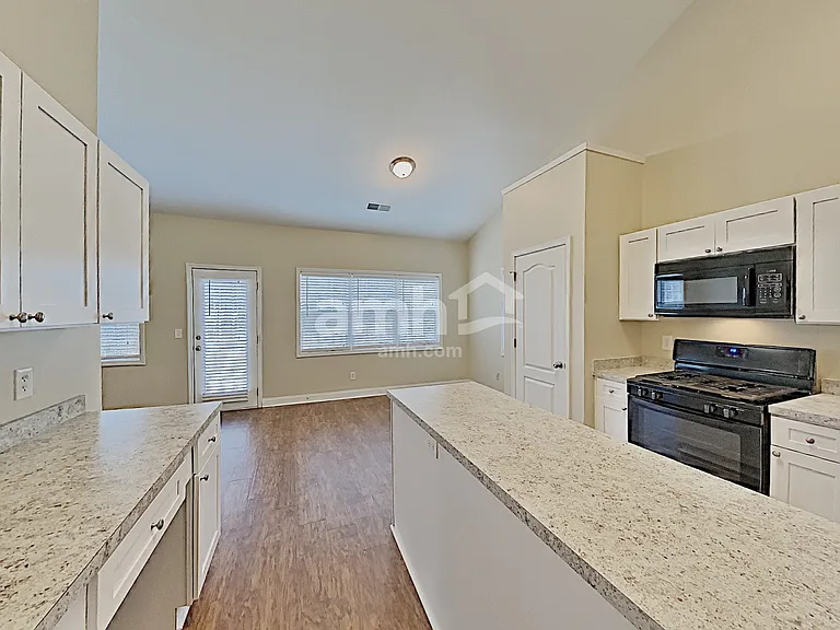 107 Oscar Ct — Photo 4