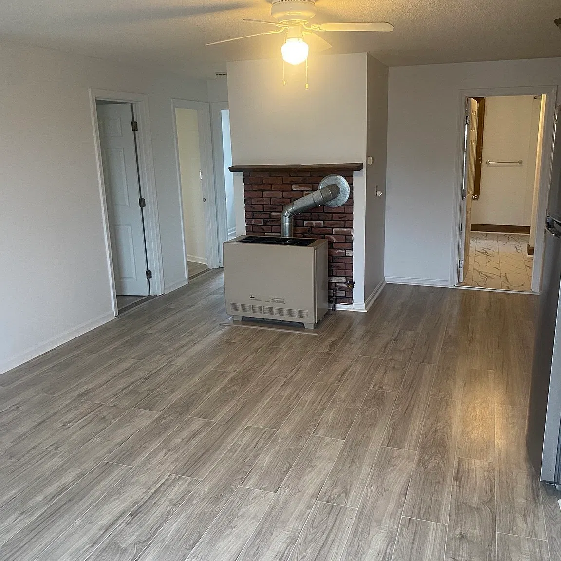 3 bed, 1.0 bath, 912 sqft, $1,800 — Photo 3