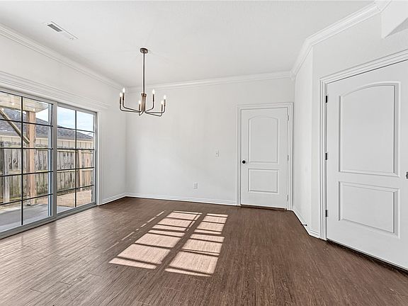 5th image of 729 N Wordsworth Ln