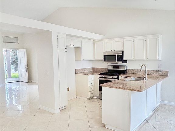 4th image of 15376 Sandhurst St