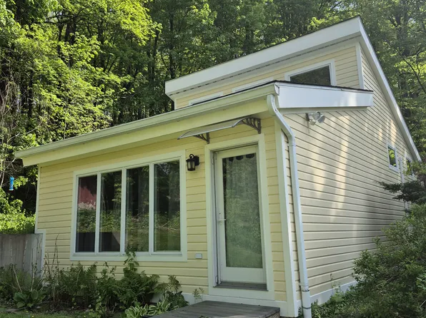 8 Spring Lake Rd, Red Hook, NY 12571
