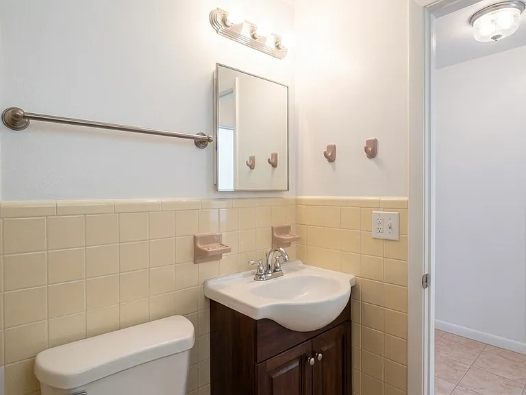 49 SW 11th St #2 — Photo 5