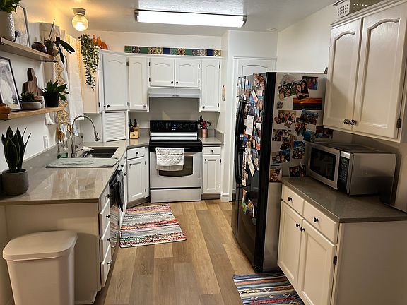 Kitchen view - example furnishings from previous tenant