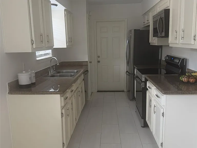 1211 Twining Oaks Ln N — Photo 9