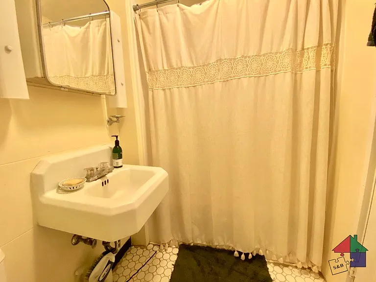110 Northfield St #4 — Photo 8