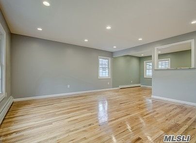 3rd image of 2111 Baylis Ave