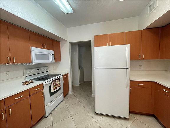3rd image of 1912 Belmont Ln #1912