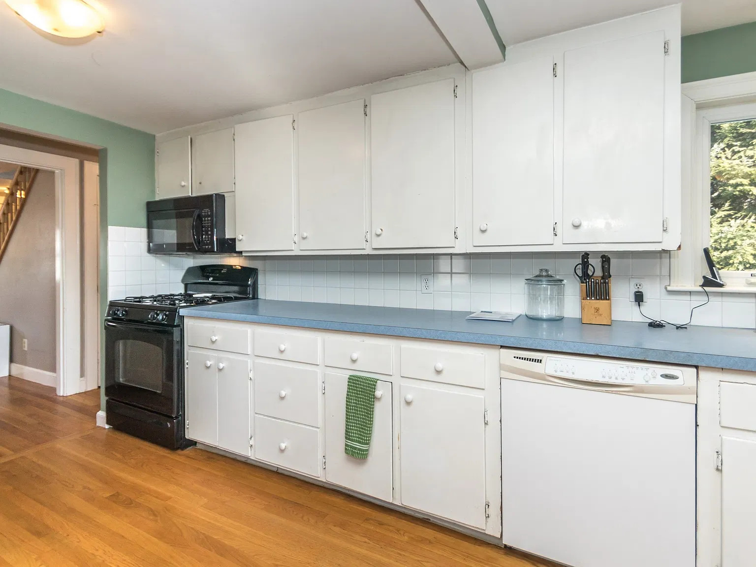 3 bed, 1.5 bath, 1332 sqft, $3,000 — Photo 2