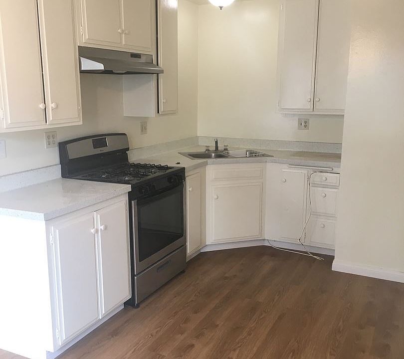 2nd image of 409 12th St APT B