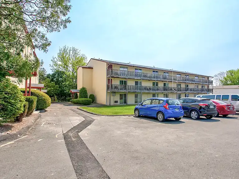 Hillcrest Apartments — Photo 18