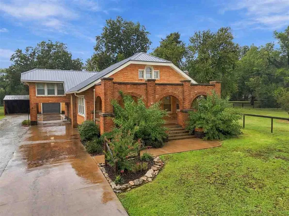 935 S 6th St, Blackwell, OK 74631