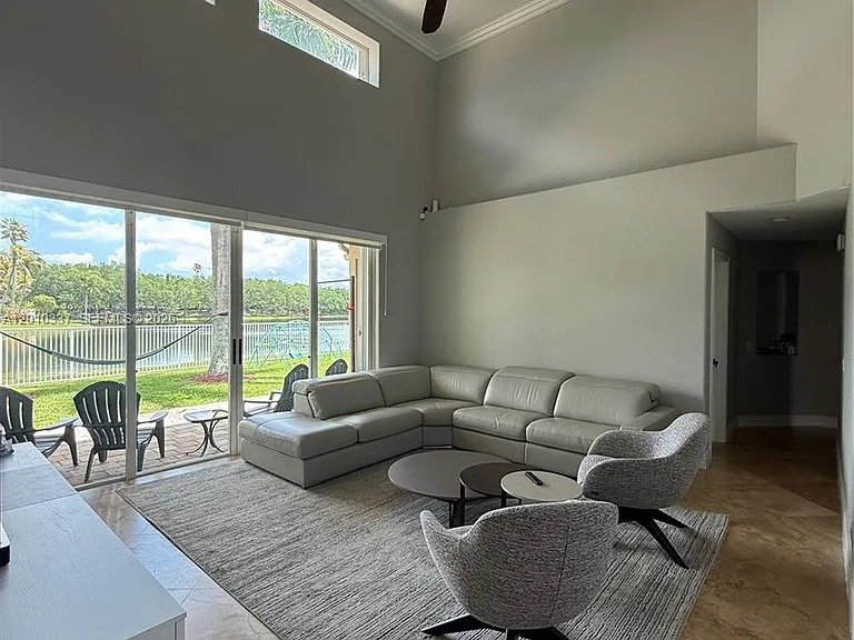 1070 Capistrano — Photo 17