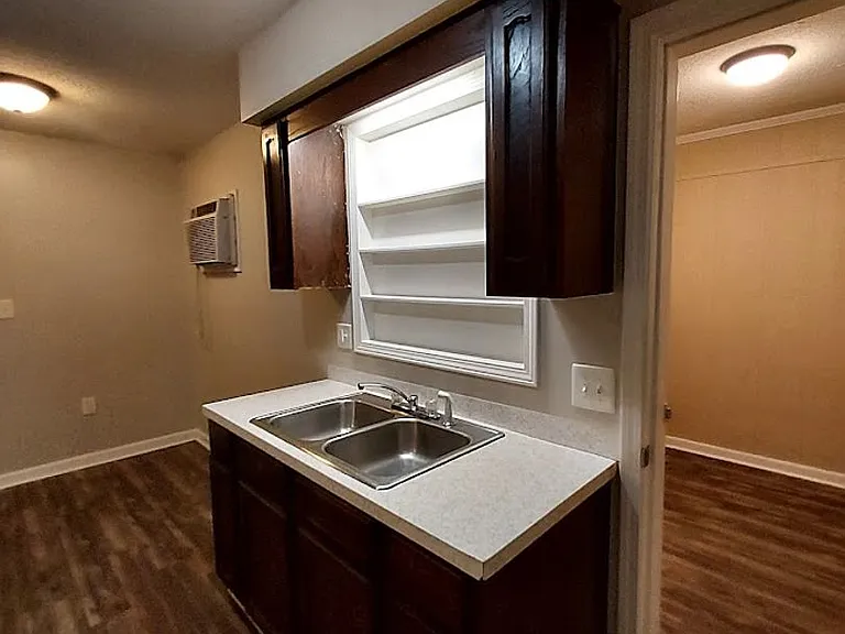 2103 S Main St — Photo 8