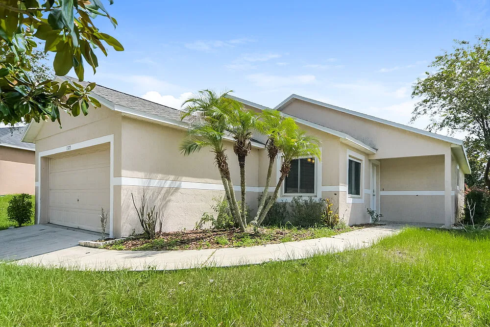 3 bed, 2.0 bath, 1204 sqft, $2,110 — Photo 3
