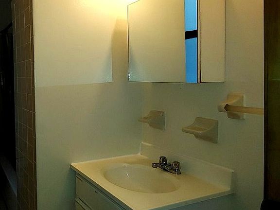 5th image of 180 E 101st St APT 3