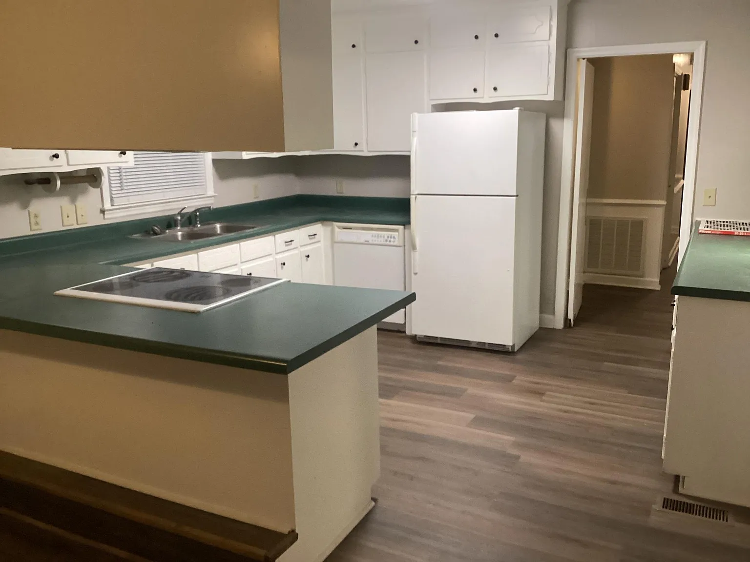 3 bed, 2.5 bath, 1600 sqft, $1,100 — Photo 3