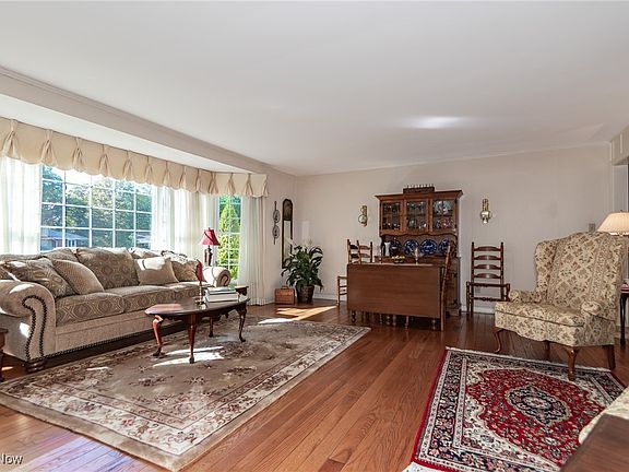 4th image of 33 Bryn Mawr Dr